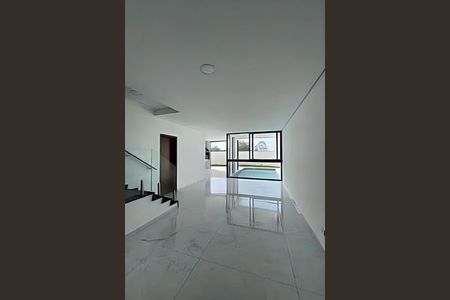Casa à venda com 228m², 4 quartos e 4 vagas