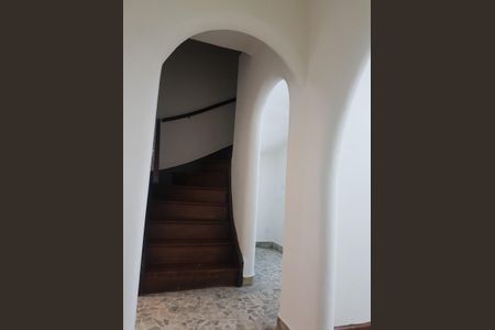 Casa à venda com 130m², 3 quartos e 2 vagas Casa à venda com 130m², 3 quartos e 2 vagasEscada