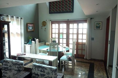 Casa à venda com 4 quartos, 275m² em Aldeia da Serra, Barueri