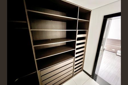 Apartamento à venda com 208m², 3 quartos e 1 vaga Apartamento à venda com 208m², 3 quartos e 1 vagaCloset da suíte 2