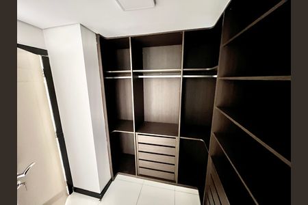 Apartamento à venda com 208m², 3 quartos e 1 vaga Apartamento à venda com 208m², 3 quartos e 1 vagaCloset da suíte 2