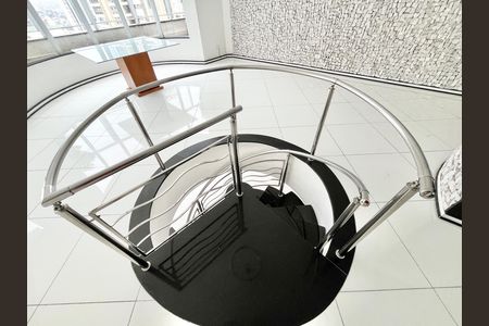 Apartamento à venda com 208m², 3 quartos e 1 vaga Apartamento à venda com 208m², 3 quartos e 1 vagaEscada