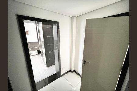 Apartamento à venda com 208m², 3 quartos e 1 vaga Apartamento à venda com 208m², 3 quartos e 1 vagaCloset da suíte 2