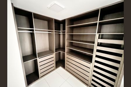 Apartamento à venda com 208m², 3 quartos e 1 vaga Apartamento à venda com 208m², 3 quartos e 1 vagaCloset da suíte 2