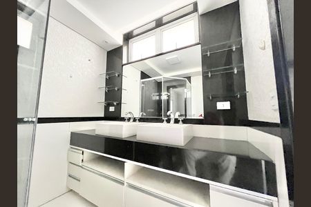 Apartamento à venda com 208m², 3 quartos e 1 vaga Apartamento à venda com 208m², 3 quartos e 1 vagaBanheiro da Suíte 2