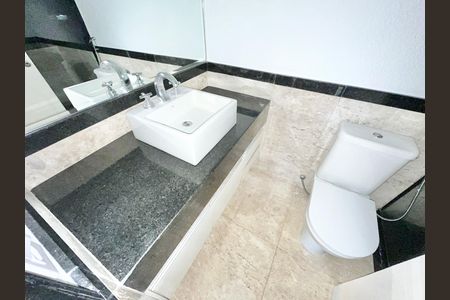 Apartamento à venda com 208m², 3 quartos e 1 vaga Apartamento à venda com 208m², 3 quartos e 1 vagaBanheiro da Suíte 1