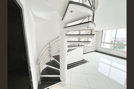 Apartamento à venda com 208m², 3 quartos e 1 vaga Apartamento à venda com 208m², 3 quartos e 1 vagaEscada