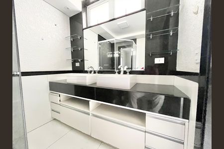 Apartamento à venda com 208m², 3 quartos e 1 vaga Apartamento à venda com 208m², 3 quartos e 1 vagaBanheiro da Suíte 2
