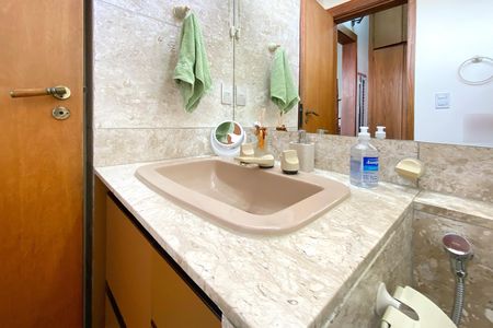 Apartamento à venda com 229m², 4 quartos e 3 vagas Apartamento à venda com 229m², 4 quartos e 3 vagasBanheiro da Suíte 2
