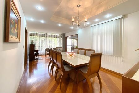 Apartamento à venda com 229m², 4 quartos e 3 vagas Apartamento à venda com 229m², 4 quartos e 3 vagasSala de Jantar