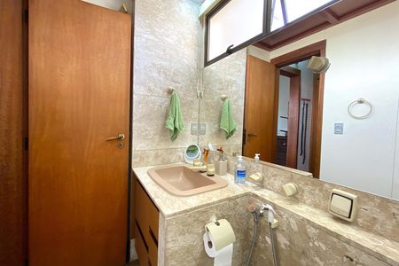 Apartamento à venda com 229m², 4 quartos e 3 vagas Apartamento à venda com 229m², 4 quartos e 3 vagasBanheiro da Suíte 2