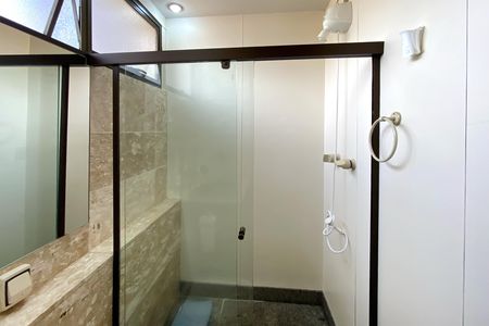 Apartamento à venda com 229m², 4 quartos e 3 vagas Apartamento à venda com 229m², 4 quartos e 3 vagasBanheiro da Suíte 2
