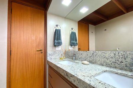 Apartamento à venda com 229m², 4 quartos e 3 vagas Apartamento à venda com 229m², 4 quartos e 3 vagasBanheiro da Suíte 1