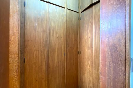 Apartamento à venda com 229m², 4 quartos e 3 vagas Apartamento à venda com 229m², 4 quartos e 3 vagasCloset da suíte 2