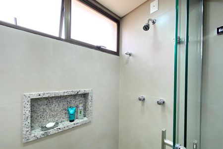 Apartamento à venda com 229m², 4 quartos e 3 vagas Apartamento à venda com 229m², 4 quartos e 3 vagasBanheiro da Suíte 1