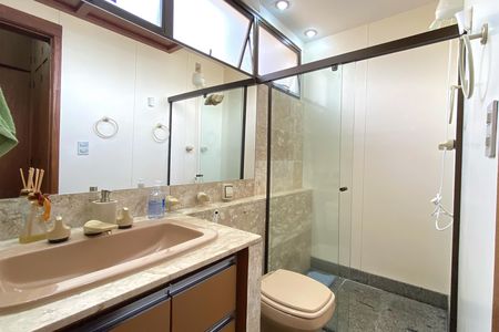 Apartamento à venda com 229m², 4 quartos e 3 vagas Apartamento à venda com 229m², 4 quartos e 3 vagasBanheiro da Suíte 2