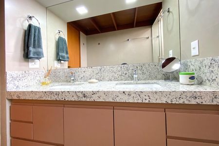 Apartamento à venda com 229m², 4 quartos e 3 vagas Apartamento à venda com 229m², 4 quartos e 3 vagasBanheiro da Suíte 1