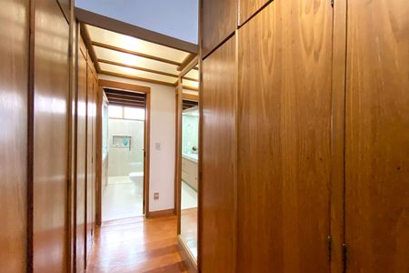 Apartamento à venda com 229m², 4 quartos e 3 vagas Apartamento à venda com 229m², 4 quartos e 3 vagasCloset da suíte 1