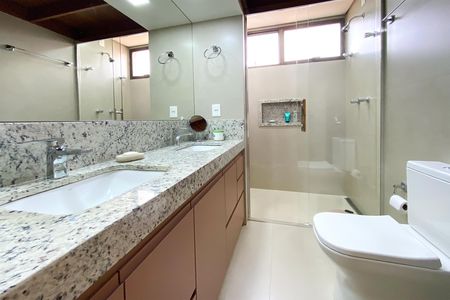 Apartamento à venda com 229m², 4 quartos e 3 vagas Apartamento à venda com 229m², 4 quartos e 3 vagasBanheiro da Suíte 1