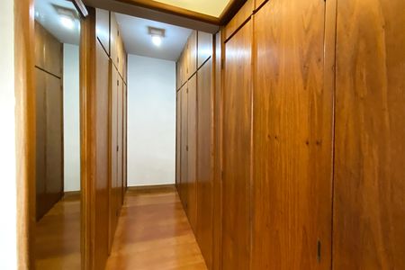 Apartamento à venda com 229m², 4 quartos e 3 vagas Apartamento à venda com 229m², 4 quartos e 3 vagasCloset da suíte 1