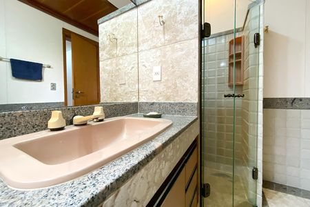 Apartamento à venda com 229m², 4 quartos e 3 vagas Apartamento à venda com 229m², 4 quartos e 3 vagasBanheiro