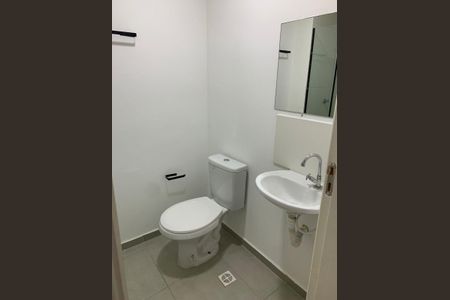 Banheiro de apartamento para alugar com 2 quartos, 47m² em Jardim Sandra, Cotia