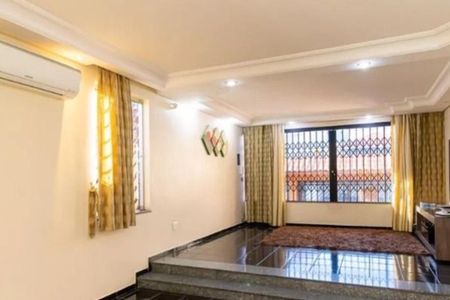 Casa à venda com 240m², 3 quartos e 6 vagas