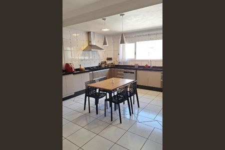 Casa à venda com 269m², 4 quartos e 4 vagas