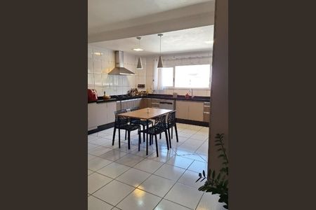 Casa à venda com 269m², 4 quartos e 4 vagas