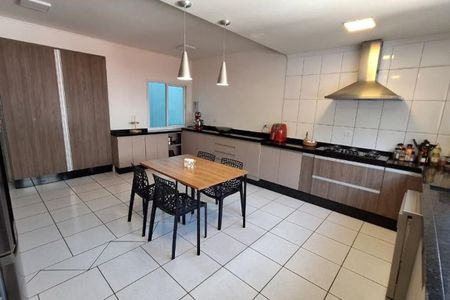 Casa à venda com 269m², 4 quartos e 4 vagas