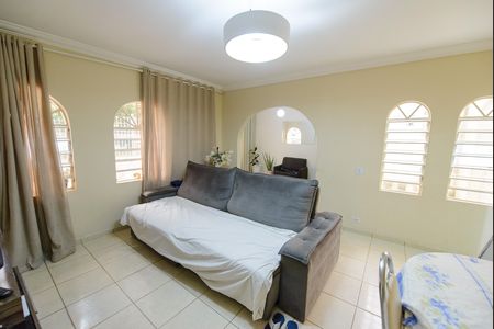 Casa para alugar com 250m², 3 quartos e 3 vagas Casa para alugar com 250m², 3 quartos e 3 vagasSala