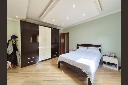 Casa à venda com 300m², 3 quartos e 3 vagas Casa à venda com 300m², 3 quartos e 3 vagasSuíte