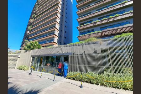 Apartamento à venda com 210m², 3 quartos e 3 vagas Apartamento à venda com 210m², 3 quartos e 3 vagasFachada e Portaria