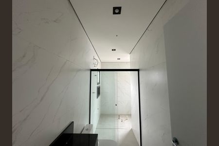 Casa de condomínio à venda com 130m², 3 quartos e 2 vagas Casa de condomínio à venda com 130m², 3 quartos e 2 vagasBanheiro da Suíte