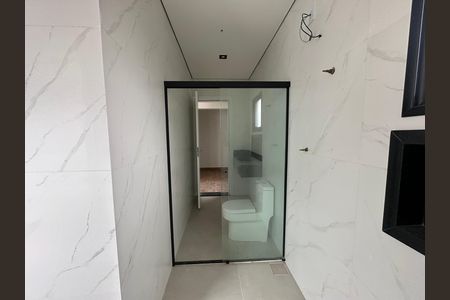 Casa de condomínio à venda com 130m², 3 quartos e 2 vagas Casa de condomínio à venda com 130m², 3 quartos e 2 vagasBanheiro da Suíte