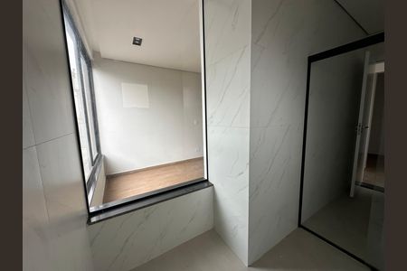 Casa de condomínio à venda com 130m², 3 quartos e 2 vagas Casa de condomínio à venda com 130m², 3 quartos e 2 vagasBanheiro da Suíte