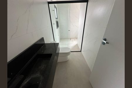 Casa de condomínio à venda com 130m², 3 quartos e 2 vagas Casa de condomínio à venda com 130m², 3 quartos e 2 vagasBanheiro da Suíte