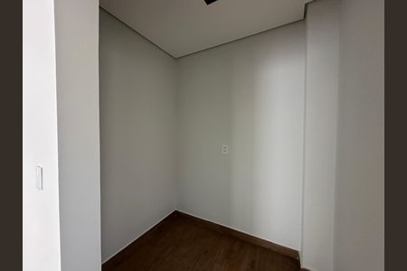 Casa de condomínio à venda com 130m², 3 quartos e 2 vagas Casa de condomínio à venda com 130m², 3 quartos e 2 vagasCloset da suíte