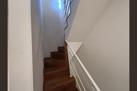 Apartamento para alugar com 174m², 3 quartos e 2 vagas Apartamento para alugar com 174m², 3 quartos e 2 vagasEscada