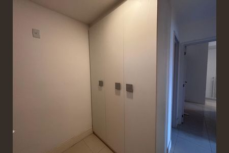 Apartamento para alugar com 174m², 3 quartos e 2 vagas Apartamento para alugar com 174m², 3 quartos e 2 vagasEscada