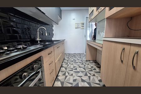 Cozinha de apartamento para alugar com 2 quartos, 72m² em Vila Valenca, São Vicente