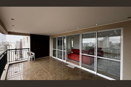 Apartamento para alugar com 163m², 3 quartos e 3 vagas Apartamento para alugar com 163m², 3 quartos e 3 vagasVaranda