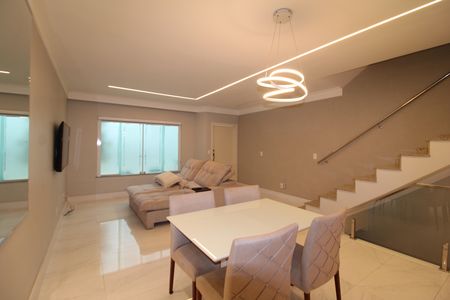 Casa de condomínio para alugar com 289m², 4 quartos e 4 vagasSala