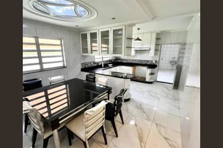 Casa à venda com 241m², 3 quartos e 3 vagas