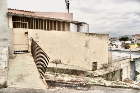 Casa à venda com 102m², 4 quartos e sem vaga Casa à venda com 102m², 4 quartos e sem vagaFachada