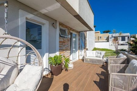 Casa de condomínio à venda com 230m², 2 quartos e 2 vagas Casa de condomínio à venda com 230m², 2 quartos e 2 vagasÁrea externa