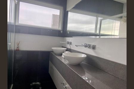 Casa de condomínio à venda com 230m², 2 quartos e 2 vagas Casa de condomínio à venda com 230m², 2 quartos e 2 vagasBanheiro