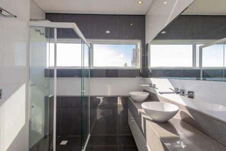 Casa de condomínio à venda com 230m², 2 quartos e 2 vagas Casa de condomínio à venda com 230m², 2 quartos e 2 vagasBanheiro