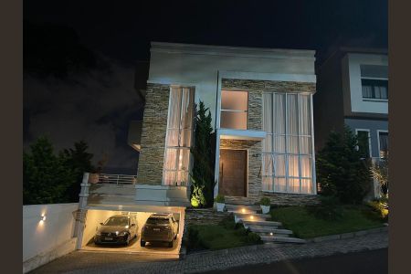 Casa de condomínio à venda com 230m², 2 quartos e 2 vagas Casa de condomínio à venda com 230m², 2 quartos e 2 vagasFachada