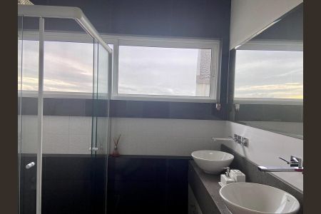 Casa de condomínio à venda com 230m², 2 quartos e 2 vagas Casa de condomínio à venda com 230m², 2 quartos e 2 vagasBanheiro